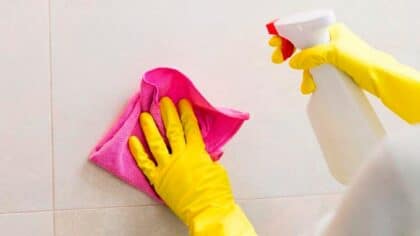 Ni javel ni désinfectant : l’ingrédient pour nettoyer votre salle de bains efficacement et sans effort