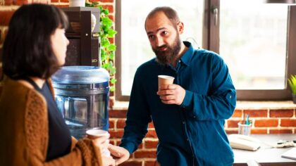 Ni sourire ni hocher la tête: ce geste révèle qu’une personne fait semblant d’être intéressée par la conversation