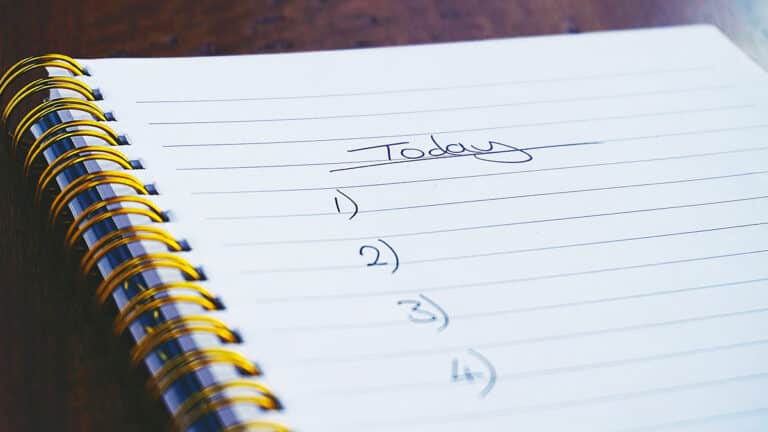 Pourquoi certaines personnes font-elles toujours des listes pour s’organiser, selon les psychologues