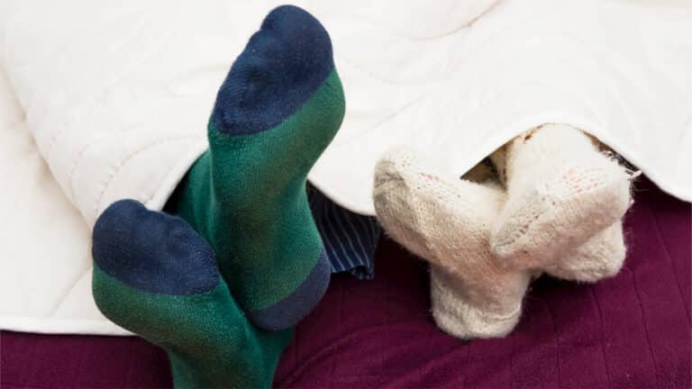 Que signifie dormir avec des chaussettes ? La psychologie l’explique