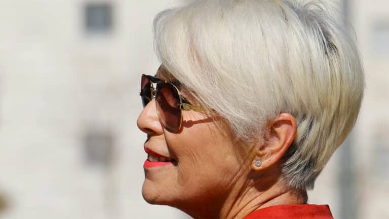 Que signifie le fait qu’une femme porte des cheveux courts, selon la psychologie