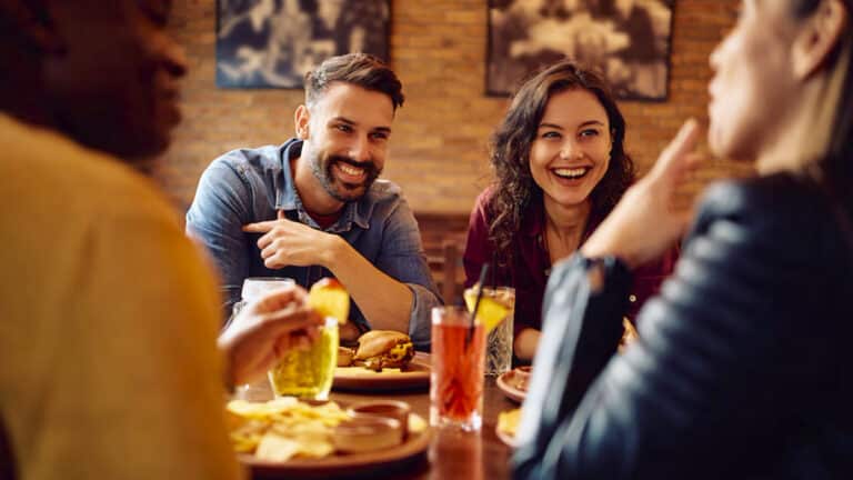 Que signifie le fait qu’une personne interrompe toujours les autres lorsqu’ils parlent, selon la psychologie