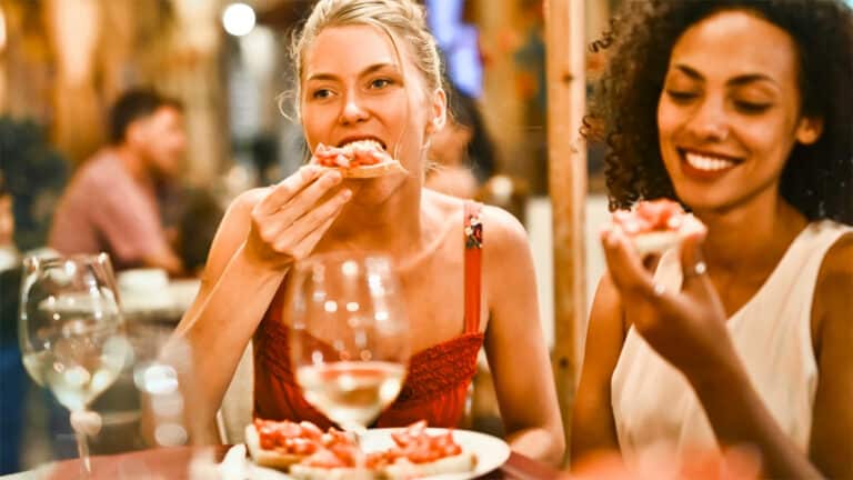 Que signifie le fait qu’une personne mange trop vite ? Les psychologues répondent
