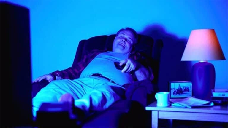 Que signifie le fait qu’une personne regarde beaucoup la télévision le soir ? La psychologie répond