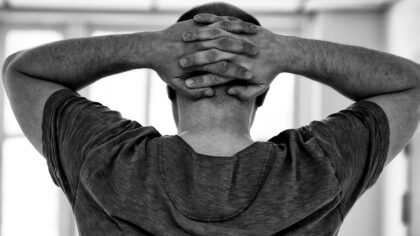 Que signifie reposer les mains derrière la tête quand vous parlez à quelqu'un, selon la psychologie
