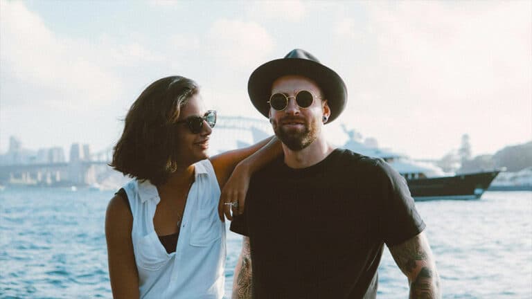 Que signifie toujours porter des lunettes de soleil, selon la psychologie