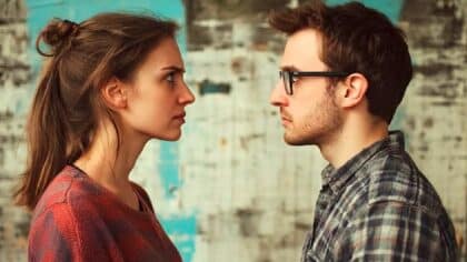 Que signifie une personne qui ne regarde pas dans les yeux lors d’une conversation, selon la psychologie