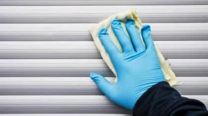 Une seule chaussette : l’astuce de grand-mère pour nettoyer vos stores comme neufs