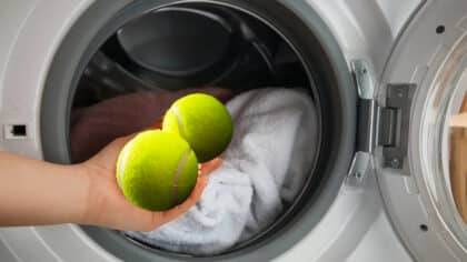 2 balles de tennis dans la machine à laver : le secret le mieux gardé pour faire votre lessive