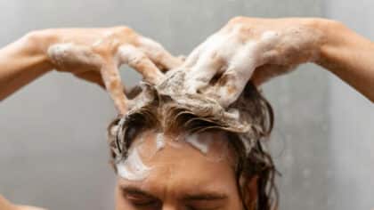 À quelle fréquence vous devez vous laver les cheveux pour éviter les problèmes de santé selon un dermatologue