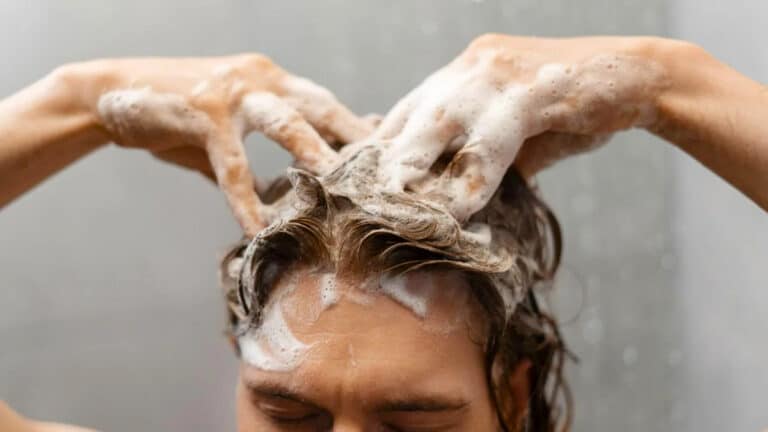 À quelle fréquence vous devez vous laver les cheveux pour éviter les problèmes de santé selon un dermatologue
