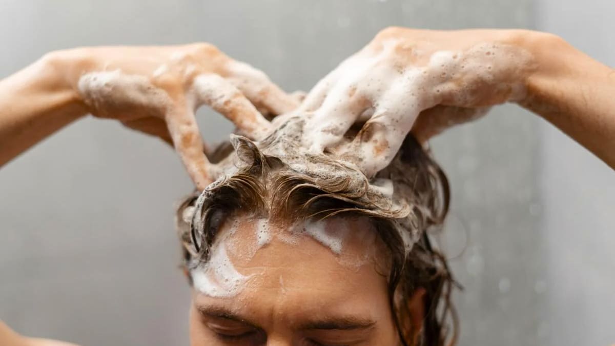 À quelle fréquence vous devez vous laver les cheveux pour éviter les problèmes de santé selon un dermatologue