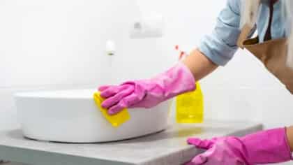 Adieu les germes dans le lavabo: les experts en nettoyage appliquent cette astuce qui fait des merveilles