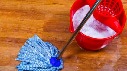 Adieu les produits chimiques : ce que vous devez ajouter à l’eau pour des sols brillants et propres