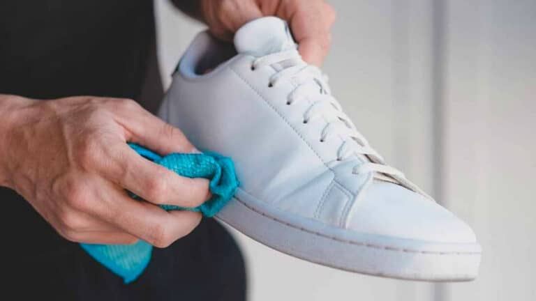 Adieu les taches tenaces : l’astuce magique pour nettoyer vos baskets blanches comme neuves