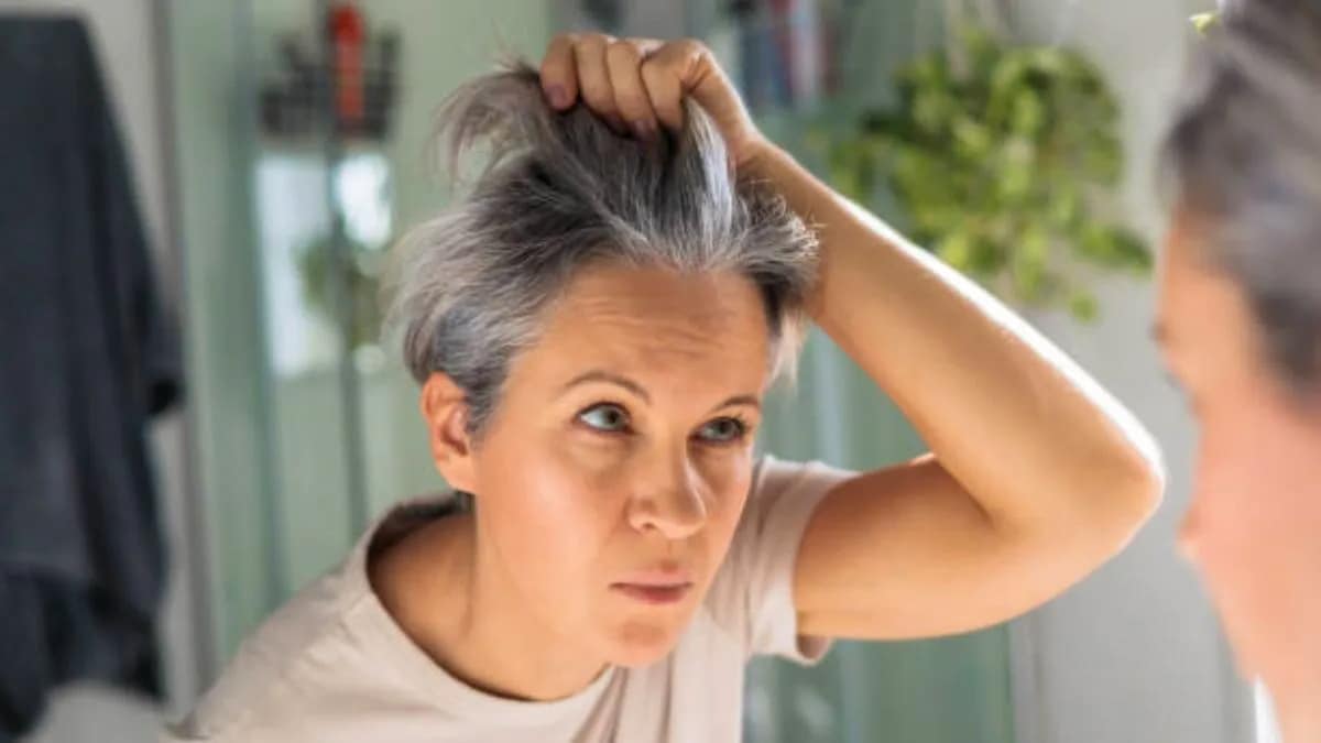 Adieu les teintures pour cheveux gris: ce que vous devez ajouter à votre après-shampoing, c’est magique