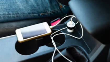Attention aux automobilistes: l'erreur dangereuse que les gens font avec leur téléphone portable en voiture