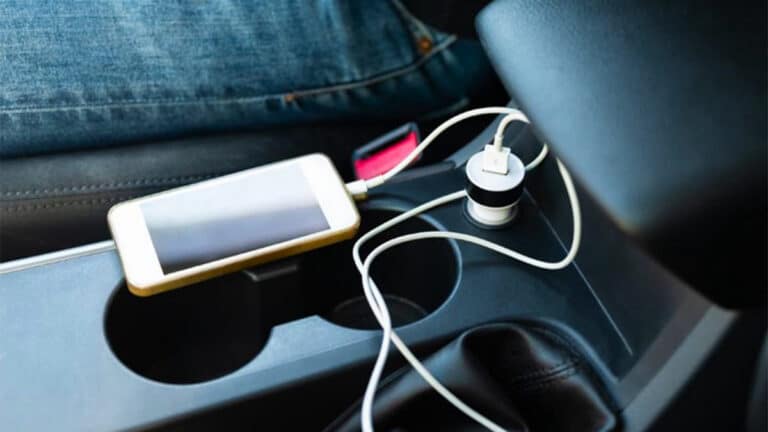Attention aux automobilistes: l'erreur dangereuse que les gens font avec leur téléphone portable en voiture