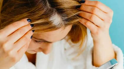 Ce changement alimentaire peut vous aider à prévenir les cheveux gris selon des experts
