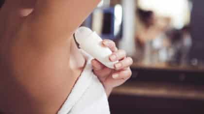Ce déodorant magique est anti-odeur et en plus il ralentit la pousse des poils sous les bras