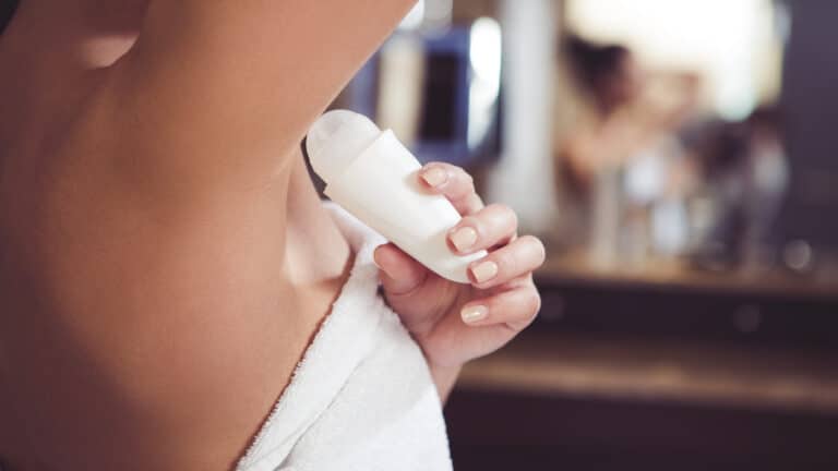 Ce déodorant magique est anti-odeur et en plus il ralentit la pousse des poils sous les bras