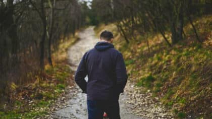 Ce que signifie toujours marcher la tête baissée selon la psychologie