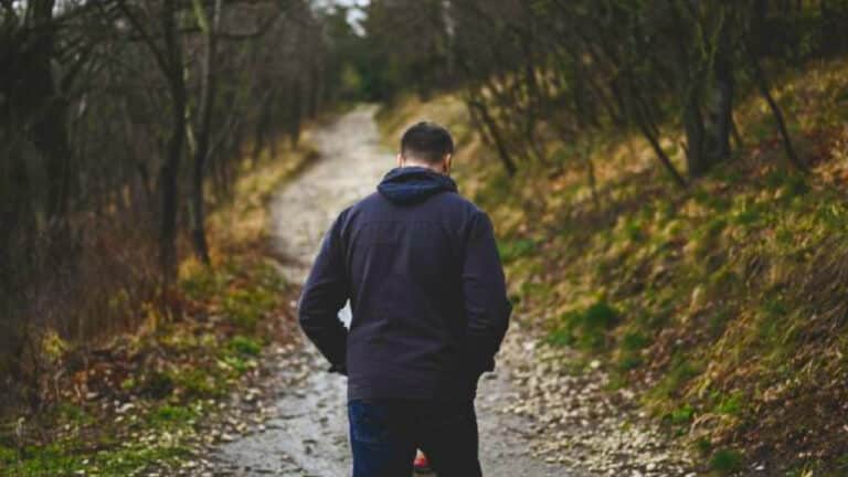 Ce que signifie toujours marcher la tête baissée selon la psychologie
