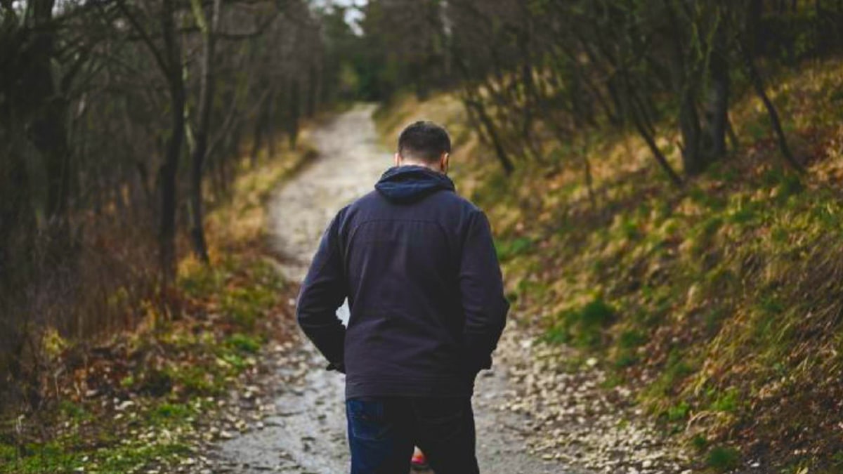 Ce que signifie toujours marcher la tête baissée selon la psychologie