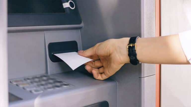 Cette erreur à ne surtout pas faire au distributeur de billets au risque d’être arnaqué en un instant