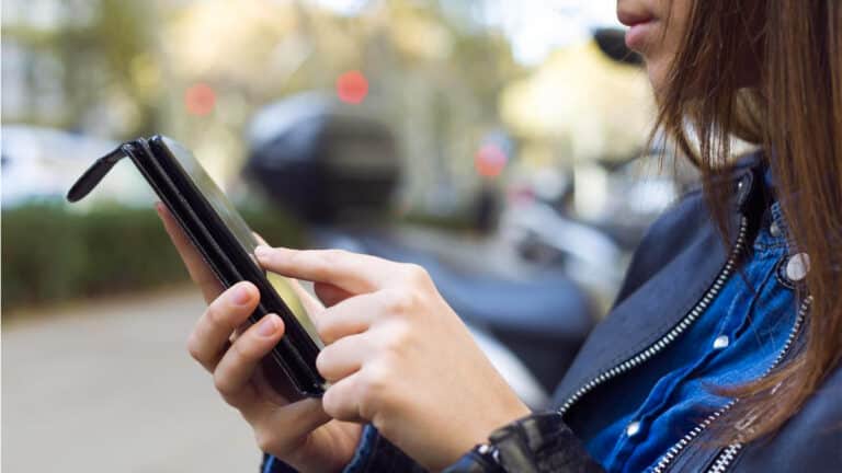 Comment les escrocs volent votre voix, visage et mots de passe : 5 fraudes dangereuses selon un expert