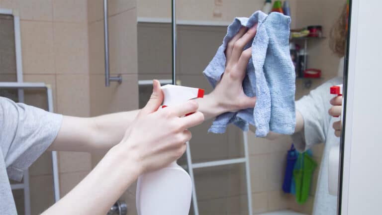 Comment nettoyer votre miroir de salle de bain et éviter la buée avec la vapeur de la douche