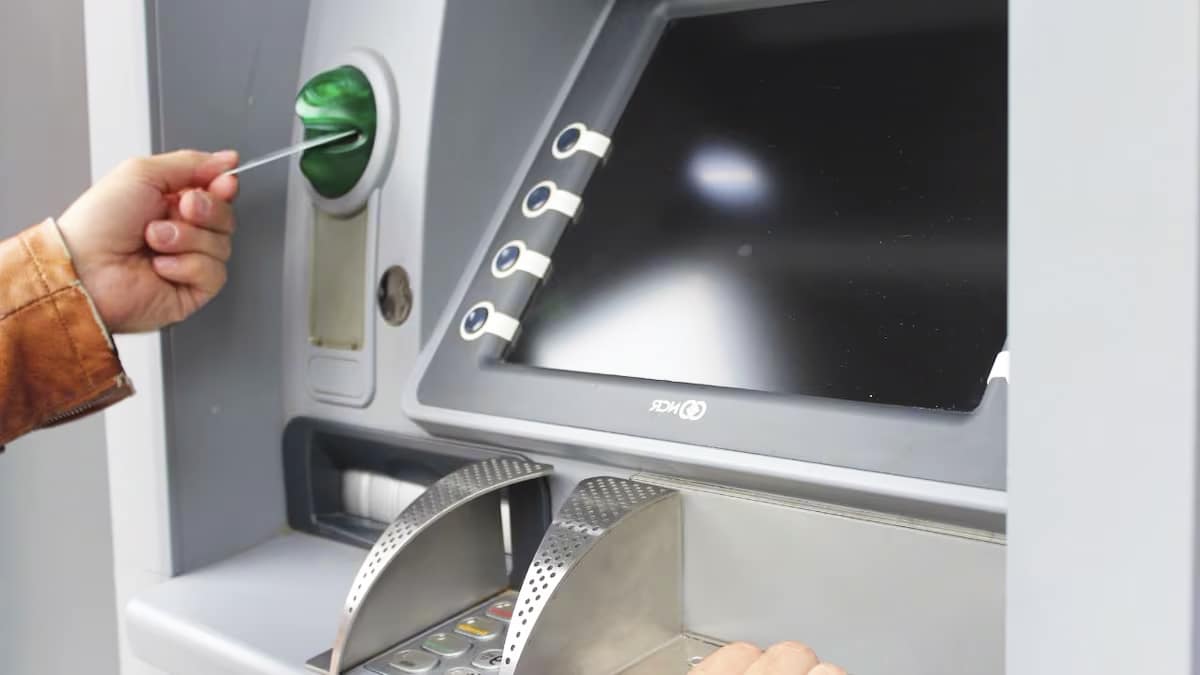 Comment retirer de l’argent sans CB dans un distributeur de billets : il n’y a qu’une seule condition