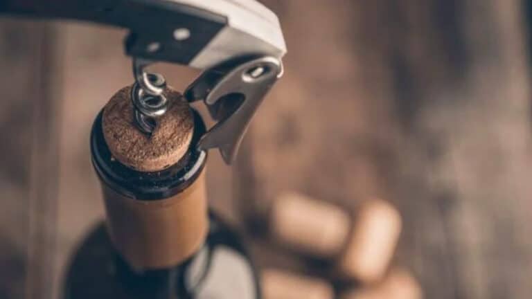 De plus en plus de personnes trempent des bouchons dans l’huile usagée : voici pourquoi