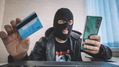 Dire ce mot au téléphone peut vous ruiner: l’arnaque qui vide votre compte sans vous en rendre compte