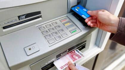 Distributeurs de billets: vous devez appuyer sur ce bouton pour éviter les arnaques