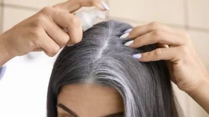 Dites adieu aux teintures avec ces aliments qui préviennent les cheveux gris