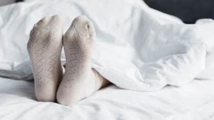 Dormir avec les chaussettes : la psychologie révèle la signification réelle
