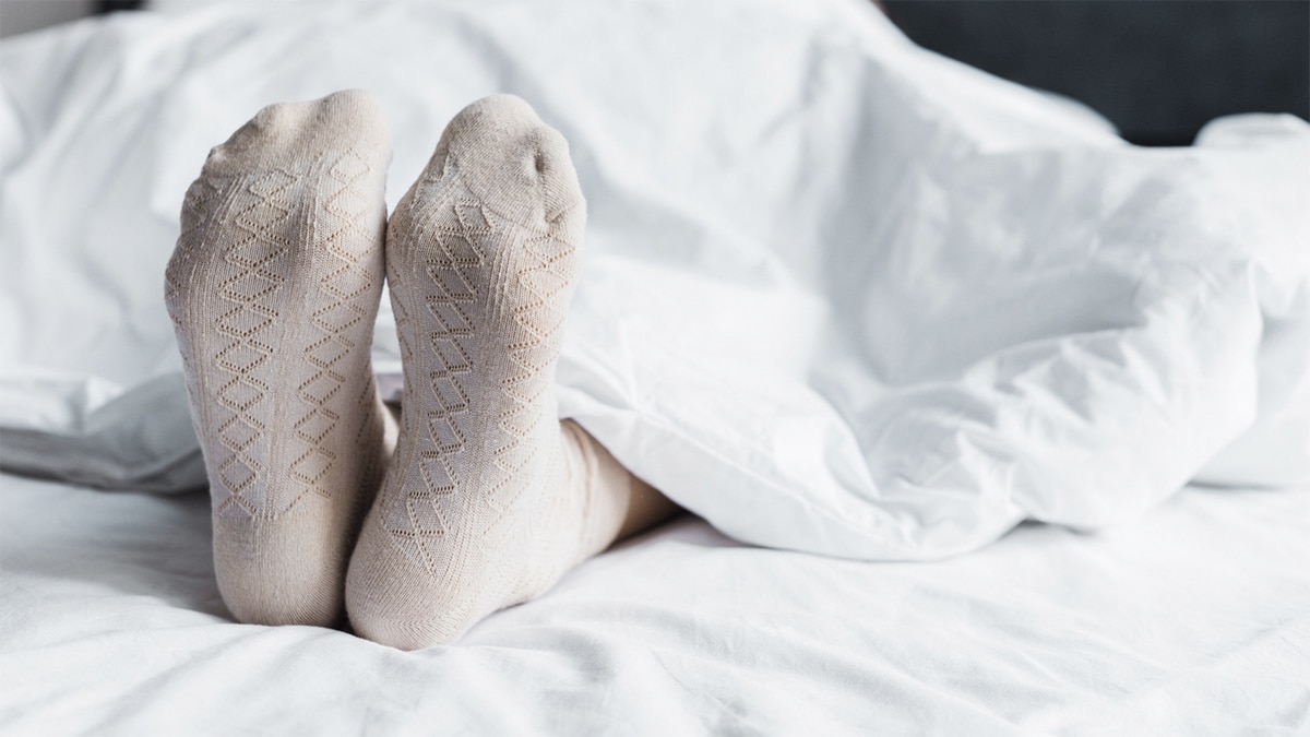Dormir avec les chaussettes : la psychologie révèle la signification réelle