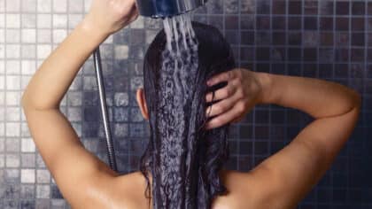 Est-il préférable de prendre une douche le matin ou le soir ? La science répond