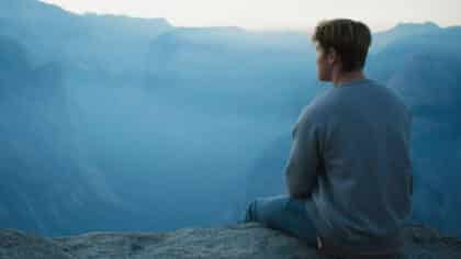 "Je suis bien tout seul maintenant" : cette phrase qui inquiète les psychologues