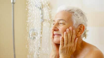 La fréquence idéale des douches après 65 ans et pourquoi en prendre trop peut être risqué