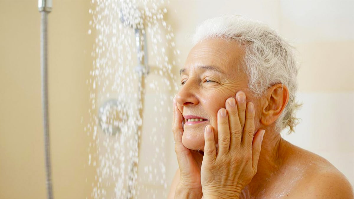 La fréquence idéale des douches après 65 ans et pourquoi en prendre trop peut être risqué
