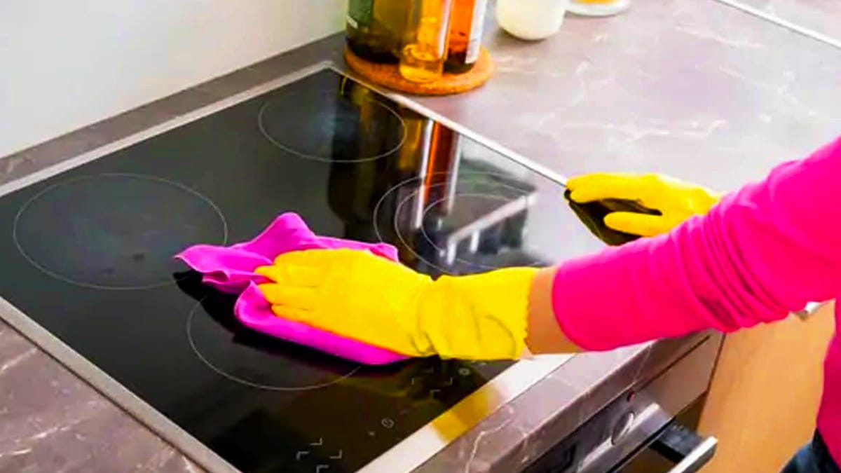 Les méthodes géniales pour nettoyer votre plaque de cuisson et la rendre comme neuve