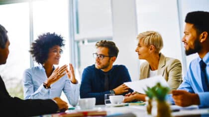 La psychologie explique ce que signifie le fait qu’une personne interrompe toujours les autres quand ils parlent