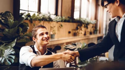 La psychologie explique ce que veut dire saluer une personne sans se lever de sa chaise