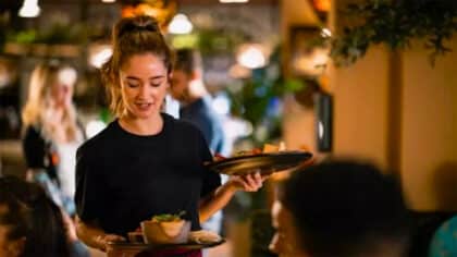 La psychologie explique les caractéristiques des personnes qui aident les serveurs dans les restaurants