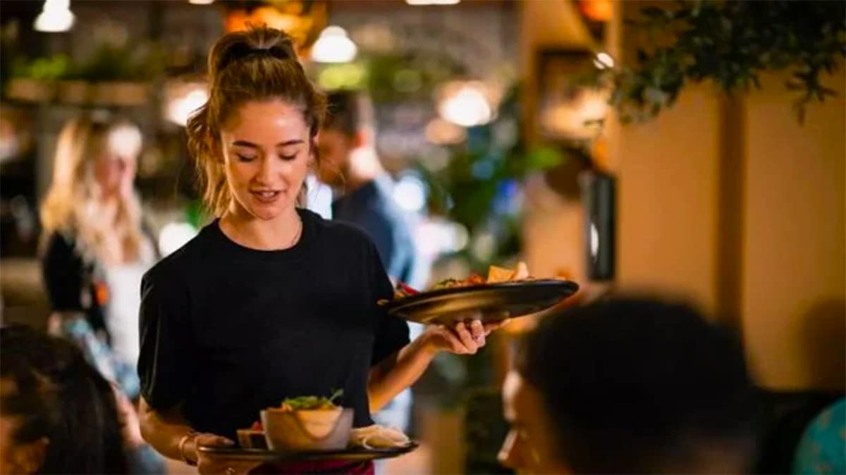 La psychologie explique les caractéristiques des personnes qui aident les serveurs dans les restaurants