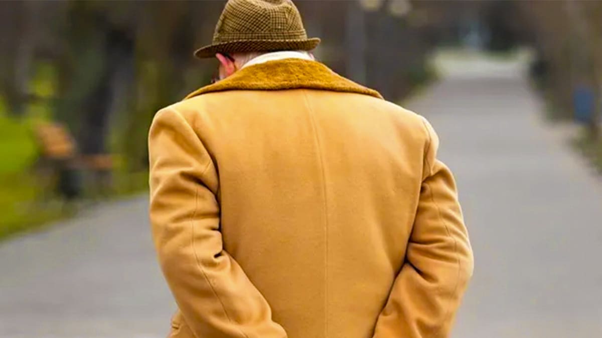 La psychologie révèle ce que signifie marcher lentement avec les mains dans le dos