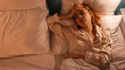 La signification de ne pas pouvoir s’arrêter de penser la nuit, selon la psychologie