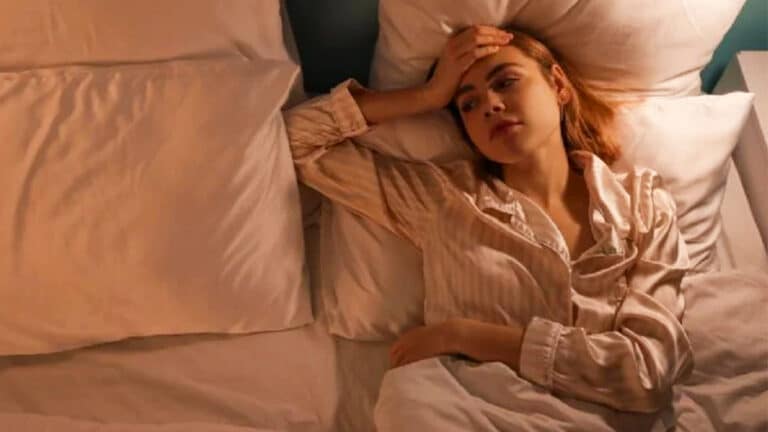 La signification de ne pas pouvoir s’arrêter de penser la nuit, selon la psychologie